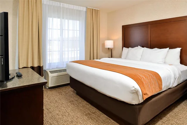 غرفة بسرير كينج لذوي الإعاقة، Comfort Inn And Suites Madison North 1/4