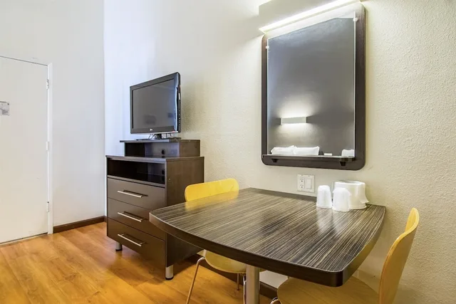 غرفة قياسية بسريرين مزدوجين بمطبخ صغير، Studio6 Cypress, CA 5/9