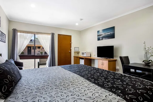 غرفة بسرير كينج بحوض جاكوزي، Comfort Inn May Park 3/4