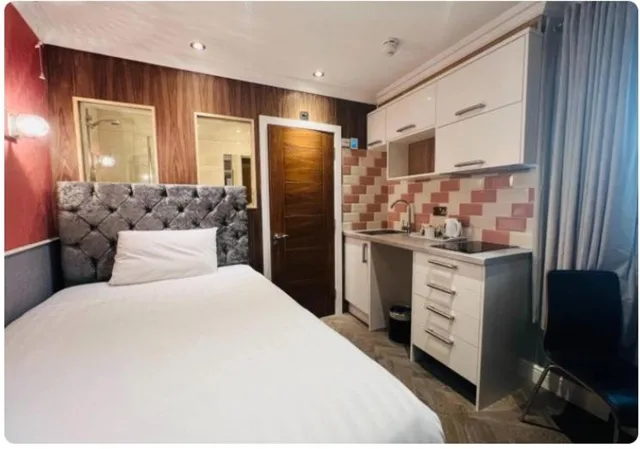 استوديو، The Cheshire Hotel 5/9