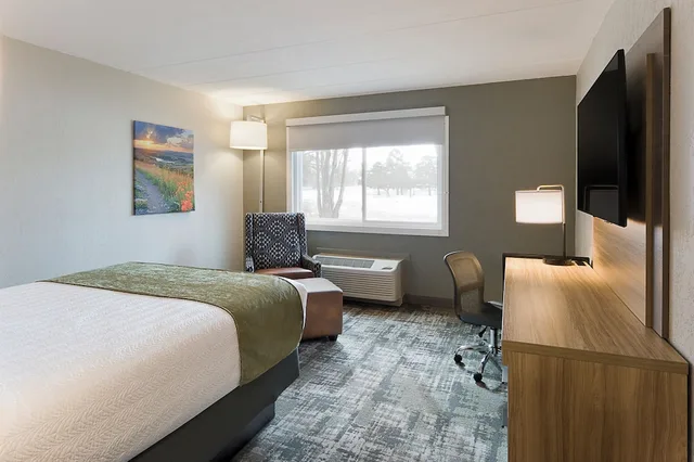 غرفة قياسية بسرير كينج، Ramkota Hotel 1/3