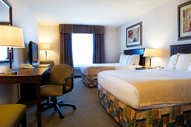 غرفة بسريرين كوين لذوي الإعاقة، Holiday Inn Hotel & Suites West Edmonton 1/1
