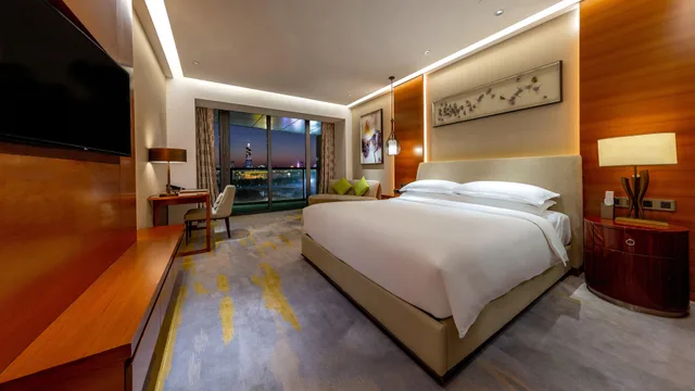 Room, King Bed, HOLIDAY INN NANJING XUANWU LAKE 2/3