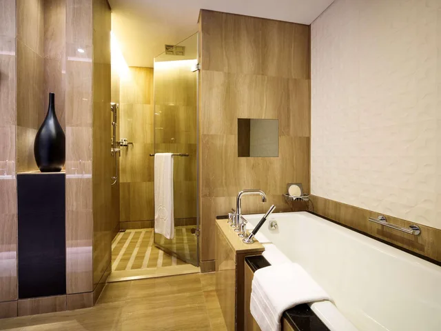 Prestige, Suite, King Bed, City and Sea View, Living Area, Sofitel Abu Dhabi Corniche 4/4