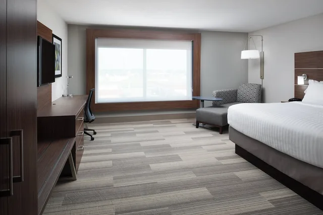 غرفة قياسية بسرير كينج، Holiday Inn Express Suites Kingdom City 1/2