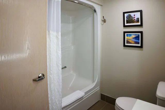 Presidential, Suite, King Bed, Bay Front, Sofa، Comfort Suites Chincoteague Island Bayfront Resort 4/10