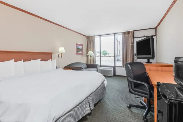 Room, King Bed, Howard Johnson by Wyndham Gillette 2/10