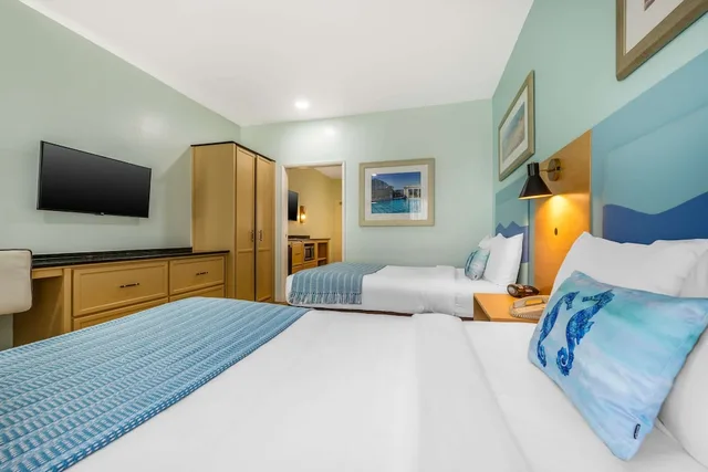 جناح بسريرين مزدوجين بإطلالة على المسبح مع أريكة، Quality Suites Downtown San Luis Obispo CA 3/7