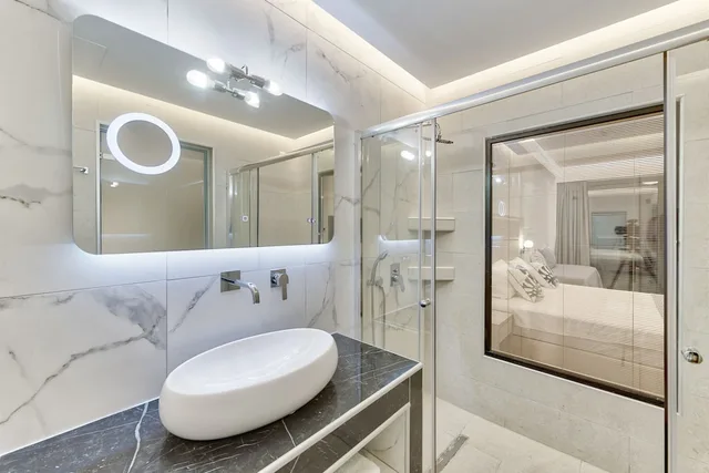 جناح بسرير كوين وسرير فردي بإطلالة على البحر، Mandala Seafront Suites 8/8