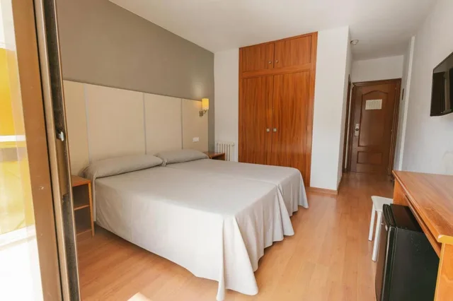 Essential, Double Bed, Pool View, Port Vista Oro 2/5