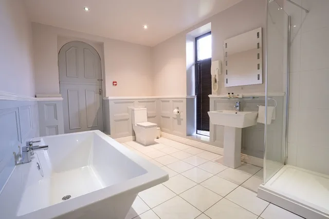 Deluxe, Double Bed, Waterton Park Hotel 3/3