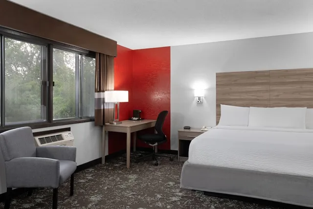جناح ديلوكس بسرير كينج، Ramada by Wyndham Cedar Rapids South 2/3