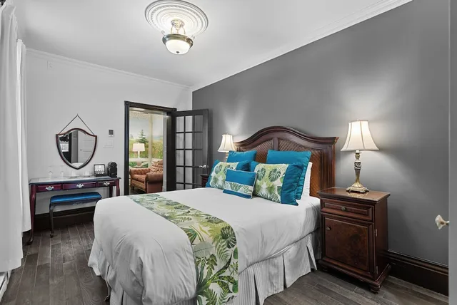 جناح بسرير كوين، Hotel Le Clos Saint-Louis 9/10