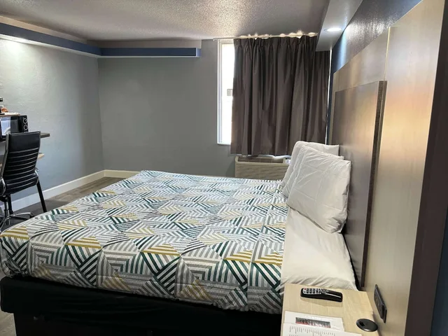 غرفة قياسية بسرير كينج، Studio6 Suites Memphis, TN – East Memphis 5/7