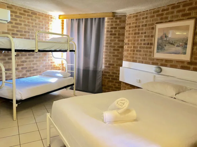 غرفة عائلية بسرير كوين وسريرين منفصلين، Marco Polo Motor Inn 9/23