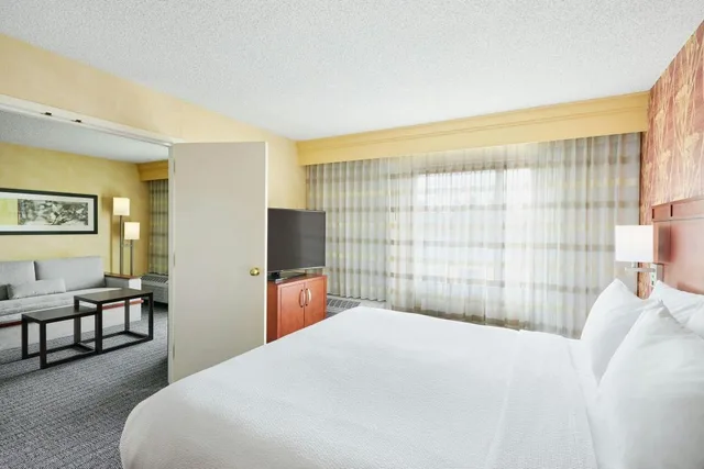 1 Bedroom, 2 Rooms, Guest Room, Suite, King Bed, Sofa، Courtyard by Marriott Des Moines West Clive 2/5