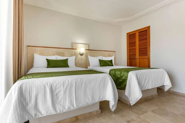 غرفة بسريرين مزدوجين، Quality Inn Mazatlan 2/5