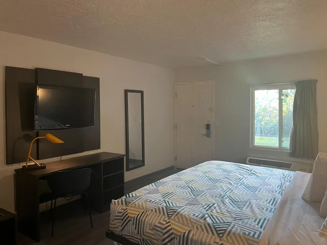 غرفة بسرير كينج لذوي الإعاقة، Studio6 Lake Jackson, TX 3/7
