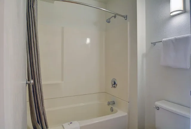 جناح ديلوكس بسرير كينج، Motel6 Wethersfield, CT - Hartford 7/10