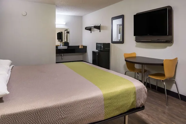 غرفة ديلوكس بسرير كينج للمدخنين، Motel6 Irving, TX - Loop 12 5/10