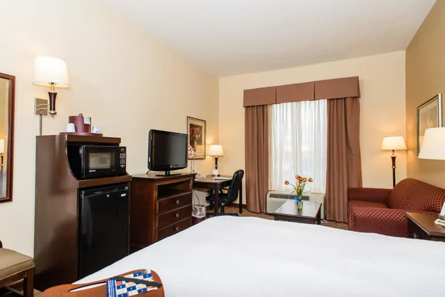 Suite, King Bed, Hampton Inn Victoria 2/7