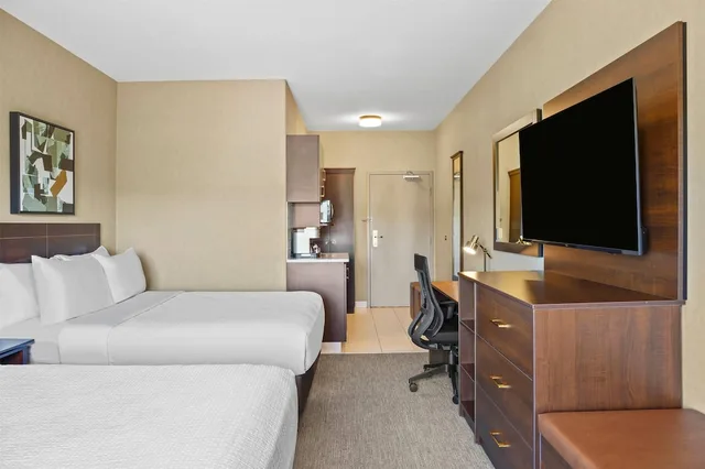 Room, 2 Queen Beds, Ramada By Wyndham Drumheller Hotel & Suites 2/6