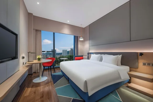 غرفة قياسية بسرير كينج بإطلالة على المدينة، Holiday Inn Express Shenzhen Longhua 5/10