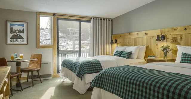غرفة ديلوكس بسريرين كوين بإطلالة على الجبل بشرفة، Bolton Valley Resort Lodge 1/2