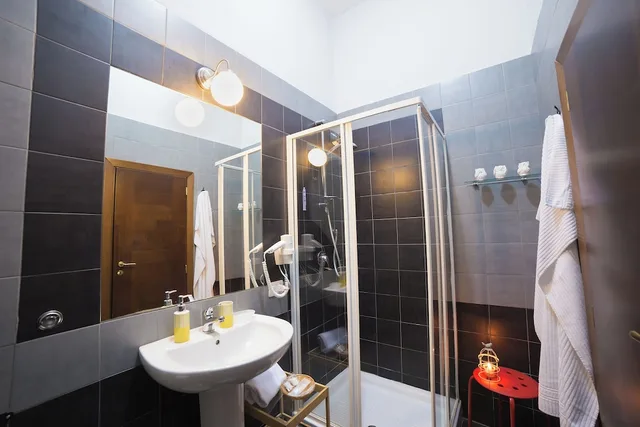 1 Bedroom, Victorian, Junior, Queen Bed, City View, Annex، Naples Royal House B&B 4/4