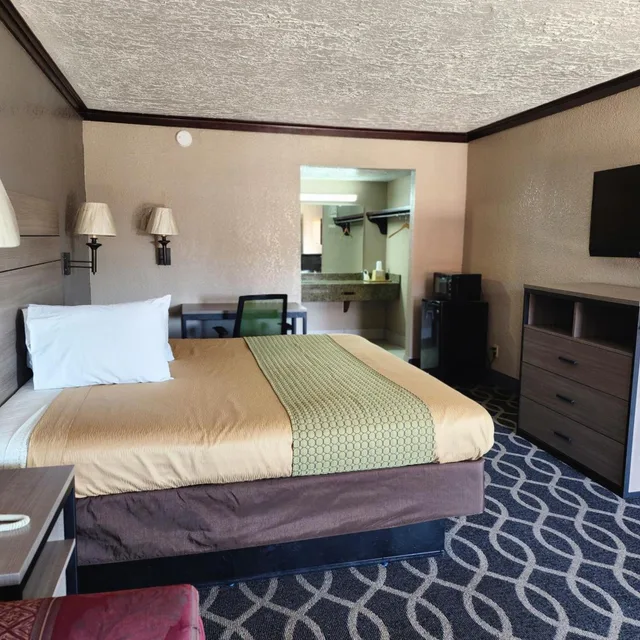 Room, King Bed, Executive Inn Oklahoma City OK 1/3
