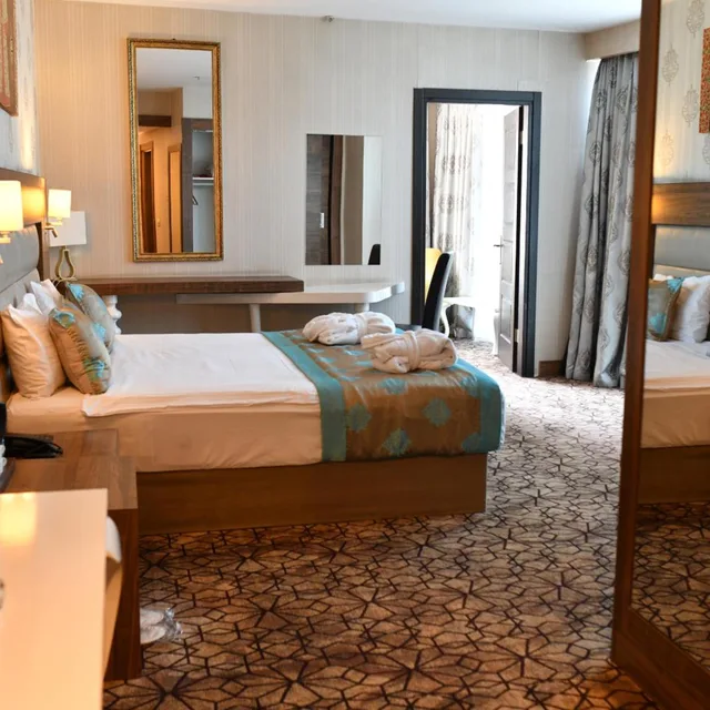جناح، Inegol Royal Hotel 10/10