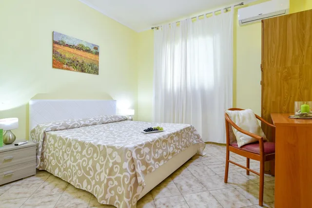 1 Bedroom, Family, Apartment, Queen and Twin Beds, Private Bathroom, Ground Floor, Green Paradise Affittacamere 2/3