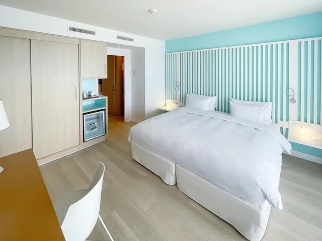 غرفة سوبيريور بسريرين منفصلين بإطلالة على البحر بشرفة، Radisson Blu Resort Spa Ajac 9/10
