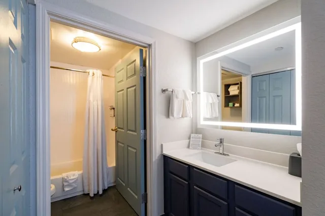 2 Bedrooms, 1 King and 2 Double Beds, Dining Area, Kitchen، Staybridge Suites Jackson 6/7