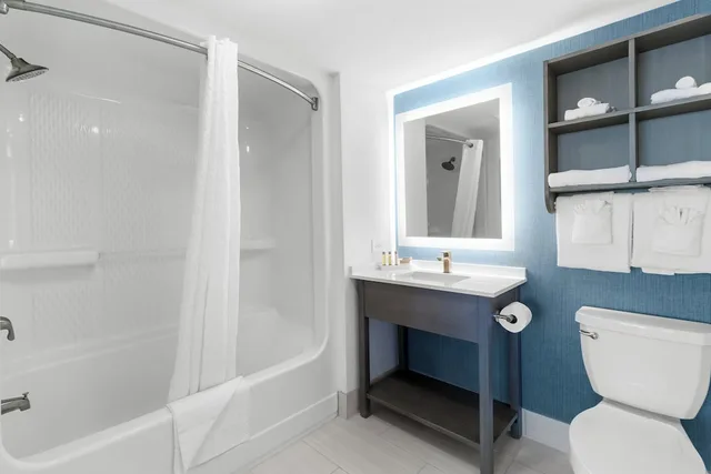 3 Bedrooms, Mariner, Condo, Deluxe, King Bed, 3 Queen Beds, Ocean Front, Sofa، Compass Cove Resort 9/10