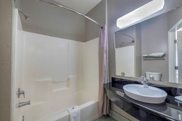 غرفة بسريرين مزدوجين لذوي الإعاقة، Motel6 Cedar Park, TX 3/3
