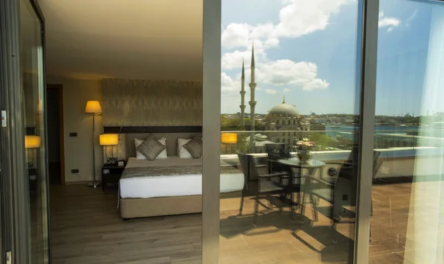جناح ركني بسرير كينج بشرفة، Port Bosphorus Hotel 2/3