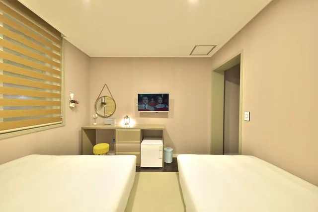 غرفة قياسية ثلاثية بسرير مزدوج وسرير فردي بإطلالة على المدينة، With U Hotel & Guesthouse 2/5