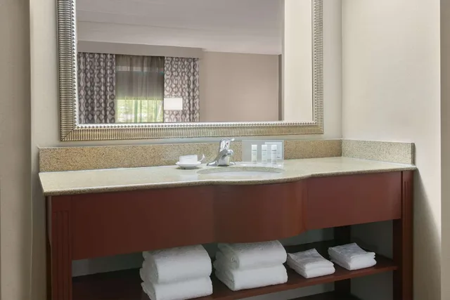 غرفة كبيرة بسرير كينج، Hampton Inn Danbury Ct 2/3