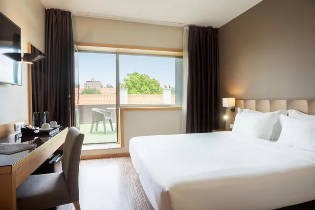 غرفة كومفورت بسرير كوين بشرفة، Hf Tuela Porto Hotel 1/3