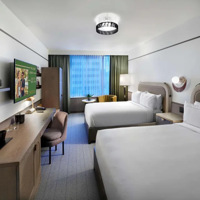غرفة بسرير كينج وسريرين كوين، The Westley Calgary Downtown, Tapestry Collection by Hilton 3/7