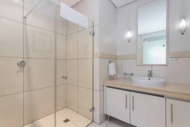 غرفة بريميير بسرير كوين وسريرين منفصلين بغرفتي نوم بمسبح خاص، Mountain Marina Luxury Apartments 6/6