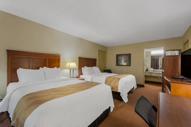 Standard, 2 Double Beds, Exterior Entrance، Quality Inn Chickasha 1/8