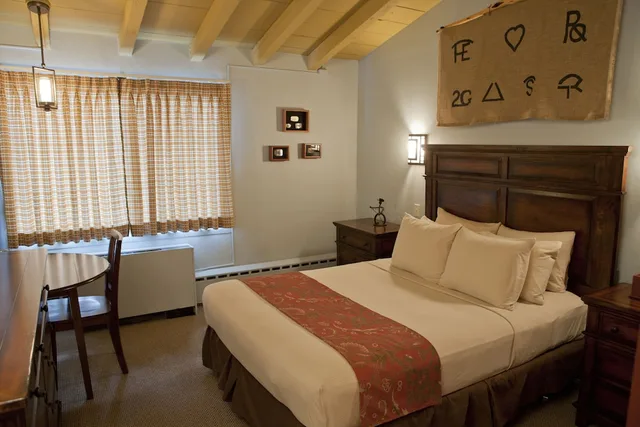 Signature, Queen Bed, Dude Rancher Lodge 3/5