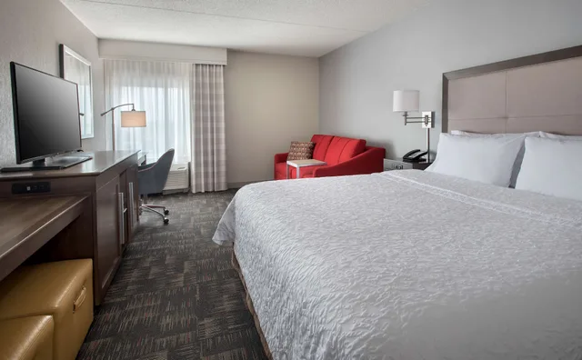 جناح بسرير كينج بمطبخ صغير، Hampton Inn Boston Logan Airport 2/4