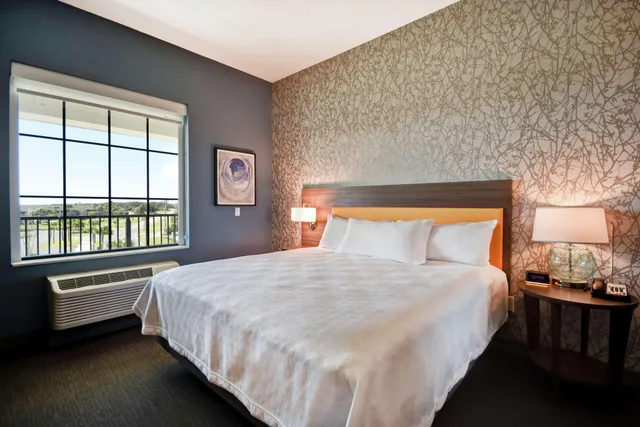 جناح بسرير كينج بإطلالة على البحر بشرفة بغرفة نوم واحدة، Home2 Suites By Hilton Jekyll Island 1/4