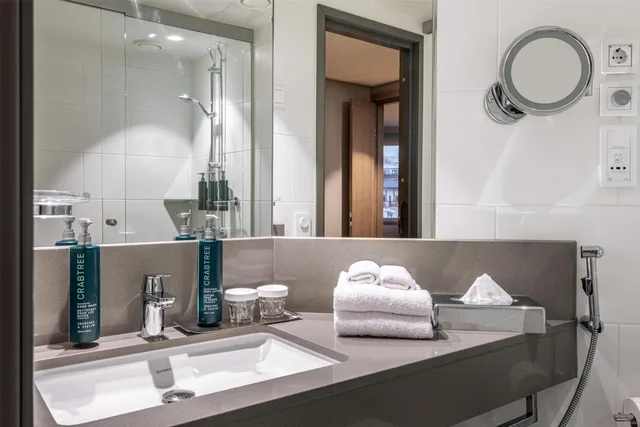 جناح بسرير كينج بإطلالة على البحر مع أريكة، Hilton Helsinki Strand 8/8