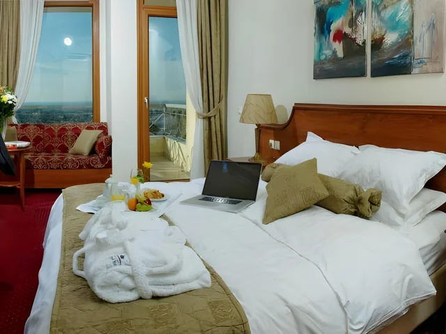 جناح، ROYAL HOTEL 2/2