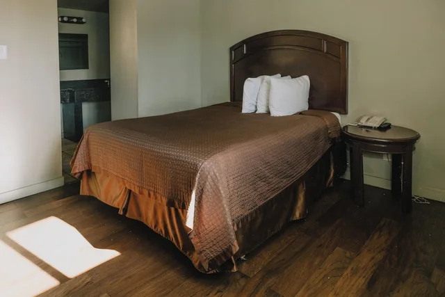 غرفة قياسية بسرير كوين، La Hacienda Motel 8/10