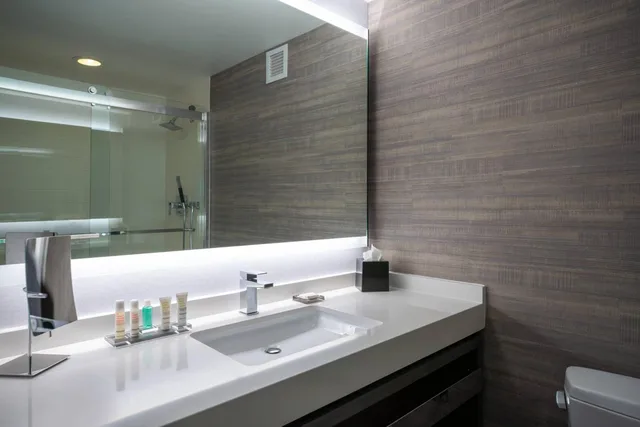 غرفة بسريرين مزدوجين مع دخول صالة النادي في طابق مرتفع، Marriott Tysons Corner 7/10
